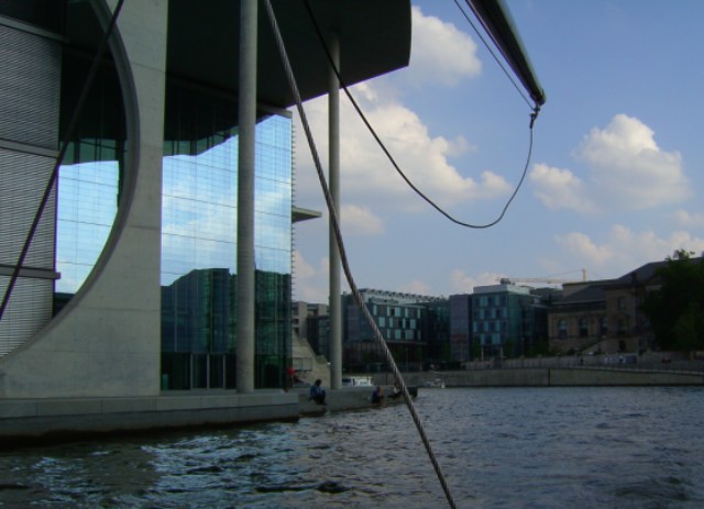 auf der Spree in Höhe Regierungsviertel - Foto: Stefan Schneider auf der Spree in Höhe Regierungsviertel - Foto: Stefan Schneider