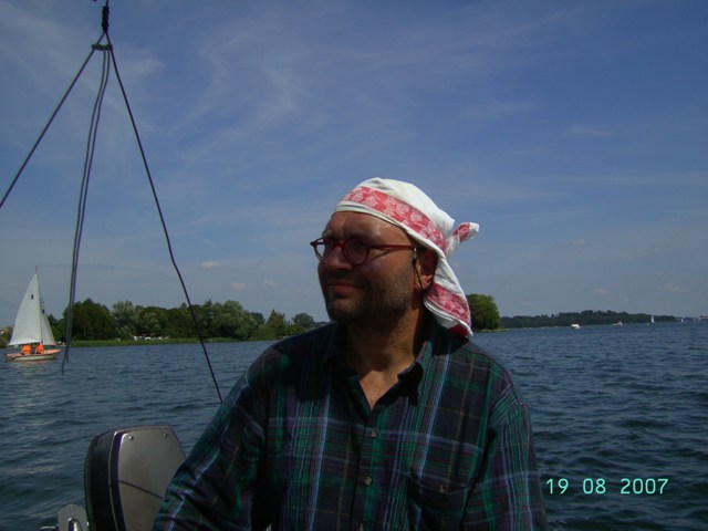 Stefan auf dem Schweriner See mit Sonnenschutz - Foto: Kerstin Herbst
