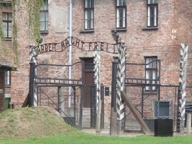 KZ Auschwitz. Eingangstor mit der Losung 