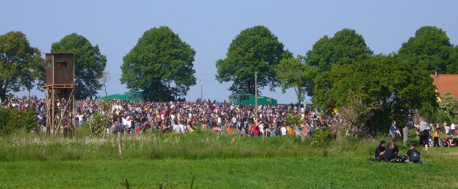 Belagerter Zaun vor Heiligendamm mit Wasserwerfern am 07.06.2007. Foto: Dan Ghattas