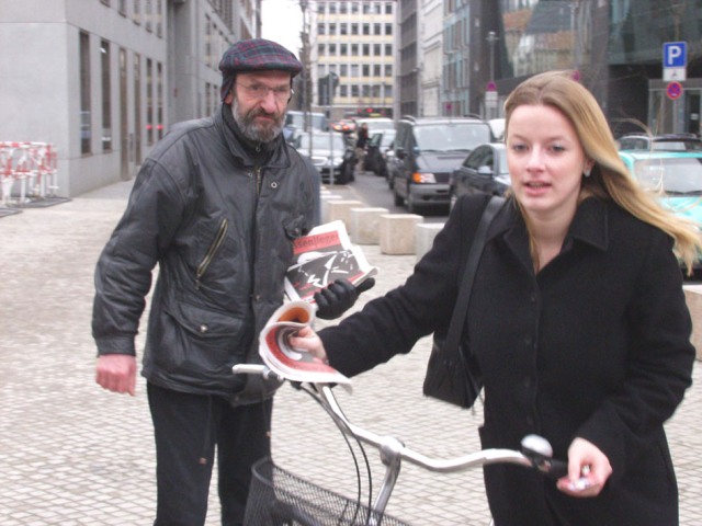 Strassenfeger-Verkäufer hat gerade eine Zeitung verkauft - Foto: mob-Archiv