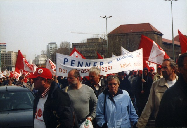 "Penner im Reichstag", der Strassenfeger auf einer Demonstration - Foto: mob-Archiv