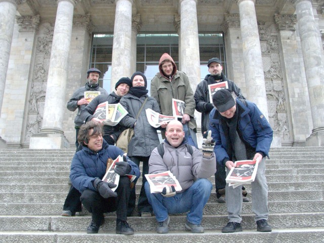 Eine Gruppe von Verkäufern des strassenfeger auf den Stufen vor dem Reichstag - Foto: Peter Woelck