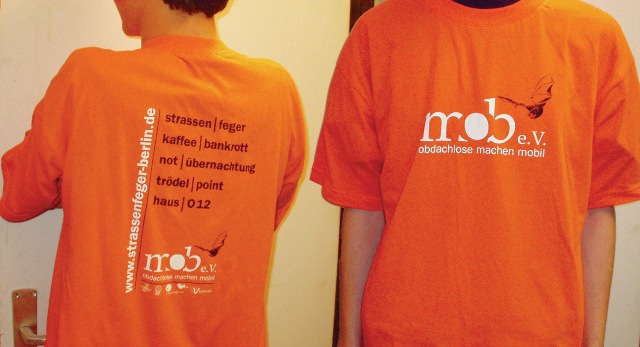 Werbung in eigener Sache, das orangefarbene Strassenfeger-T-Shirt - Foto: mob-Archiv