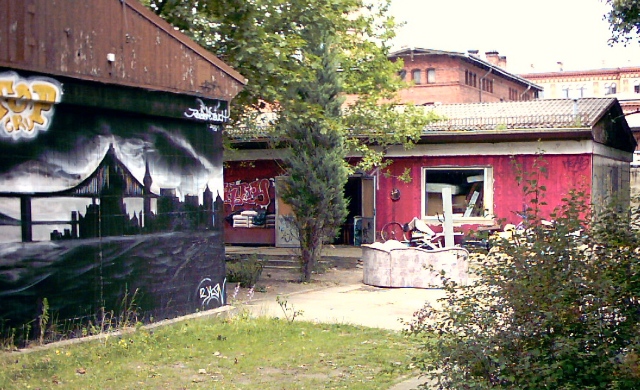 Die Trödelbaracken auf dem Bezirksamtsgelände in der Fröbelstraße 17 - Foto: mob-Archiv