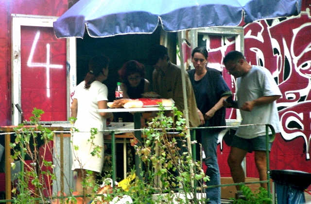 Ein sommerliches Grillfest auf dem Gelände der Trödelbaracken in der Fröbelstraße 17 - Foto: mob-Archiv