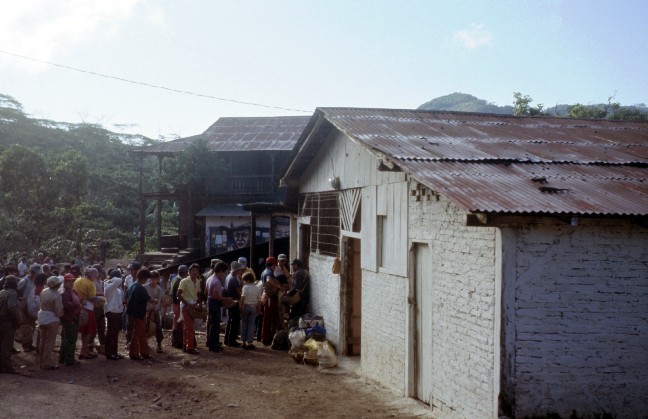Essensausgabe in einer Kaffee-Kooperative bei Matagalpa in Nicaragua 1987, Foto: Stefan Schneider